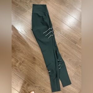 ALO Yoga Deep Green reflective Leggings sz small. Thick.